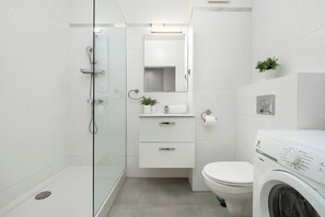 Shower, hair dryer, towels, shampoo - Functional Studio in Warsaw | Balcony and Close to Metro (Warszawa)