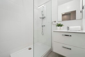 Shower, hair dryer, towels, shampoo - Functional Studio in Warsaw | Balcony and Close to Metro (Warszawa)
