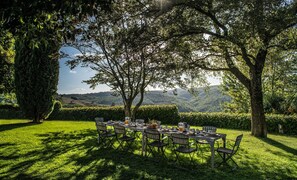 Outdoor dining - Vrbo Property (Doglio)