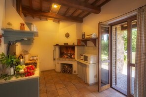 Oven, stovetop, dishwasher - Fattoria di Vibio, Majestic farmhouse nestled in nature with pool and SPA (Doglio)