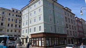 A multi-story building with a ground-floor shop named "TROPEA." - Hotiday Trieste Corso Italia (Trieste)