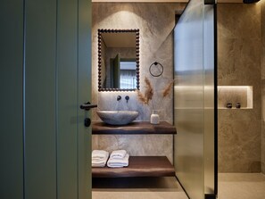 Shower, hair dryer, towels, soap - Galithea Villa, Heated Pool & Marathonisi SeaViews (MR9X+3X4 Laganas, Greece)