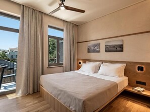 Suite Deluks, pemandangan kota | Brankas, tirai kedap cahaya, setrika/meja setrika, dan Wi-Fi gratis