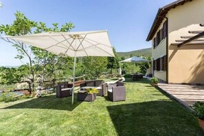 Outdoor dining - Horizon holiday home (Montecchio)