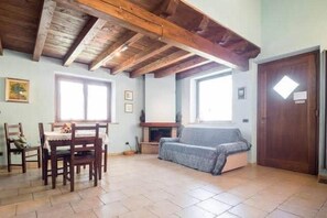 TV, fireplace - Horizon holiday home (Montecchio)