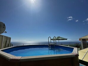 A swimming pool with a view of the ocean, a sunshade, and a lifeguard stand. - CHL Mayoysa, vista mar en Breña Baja, La Palma (Breña Baja)