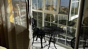 A balcony with a table and chairs, overlooking a coastal view. - CHL Mayoysa, vista mar en Breña Baja, La Palma (Breña Baja)
