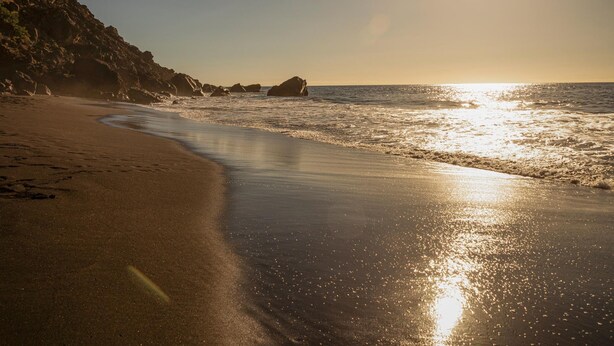 A beach with a rocky coastline and the sun reflecting off the water. - CHL Mayoysa, vista mar en Breña Baja, La Palma (Breña Baja)
