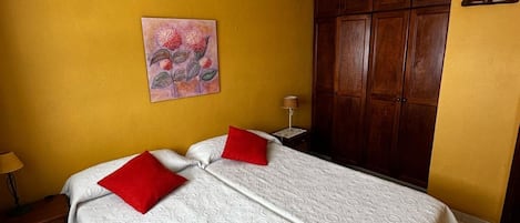 Iron/ironing board, free WiFi, bed sheets