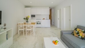 A modern apartment with a kitchen, dining area, and living room. - CHL Naos del Mar, lovely place pool beach (Los Llanos de Aridane)