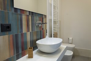 Regadera, bidet, toallas, jabón 
