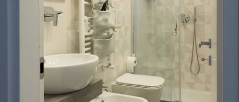 Regadera, bidet, toallas, jabón