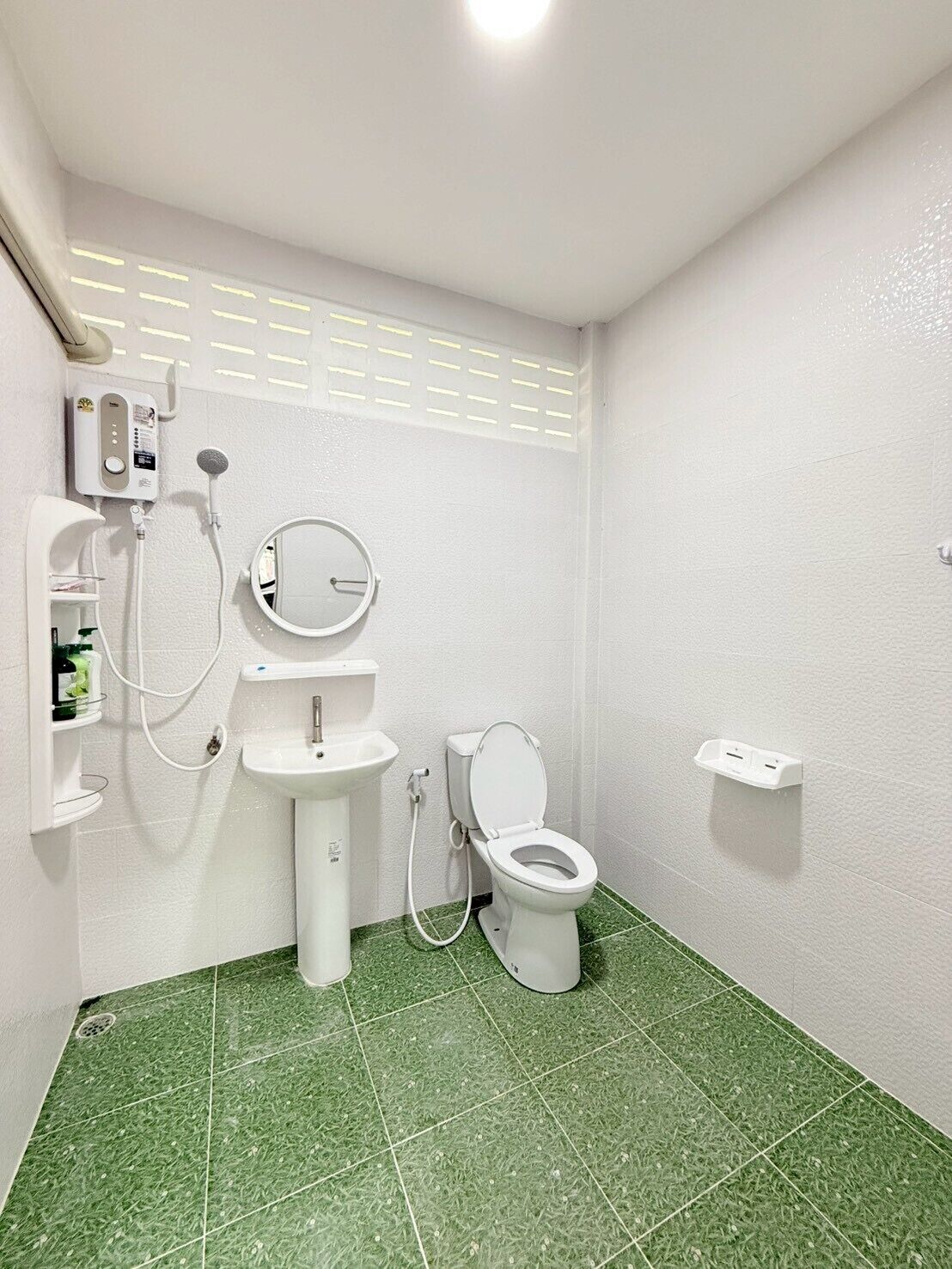 Chambre, 1 très grand lit, vue jardin | Salle de bain