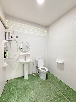 Room, 1 King Bed, Garden View | Bathroom - Khaochamao View (Khao Chamao)