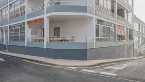 A modern multi-story building with balconies, large windows, and a flat roof. - CHL El Faro, next to the Puerto Naos beach (Puerto Naos, Los Llanos de Aridane)