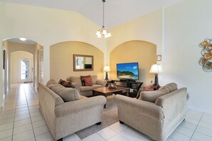 Living area - Gated 4 bed with Pool and Spa close to Disney (Davenport)