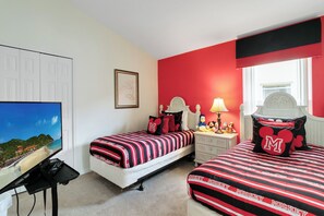 4 bedrooms, iron/ironing board, WiFi, bed sheets - Gated 4 bed with Pool and Spa close to Disney (Davenport)