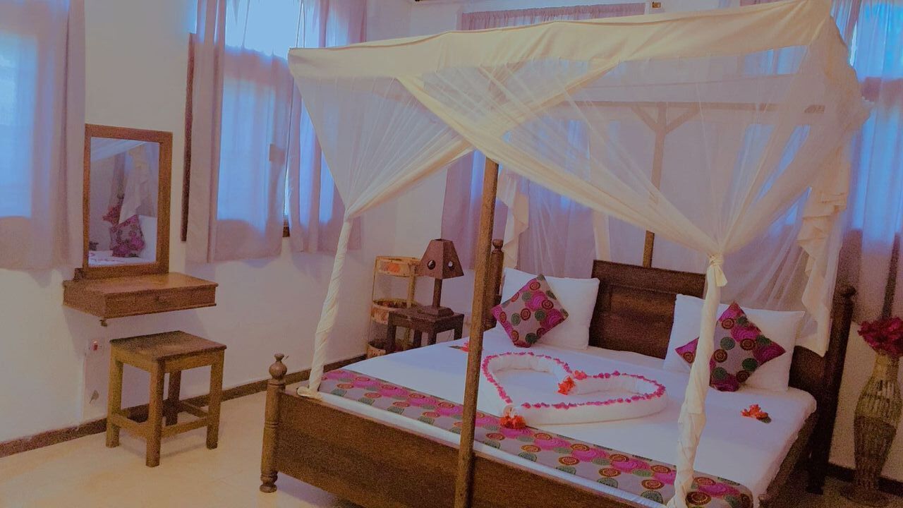 Espacio para trabajar con laptop, wifi gratis y ropa de cama 