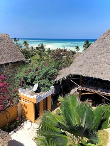  Sand Bank View Hotel 