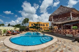 2 piscinas al aire libre