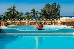 2 outdoor pools