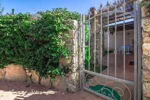 Property grounds - GuestHost - A charming and spacious 85 square meters terraced house, perfect for four people, located on the ground floor of a condominium.The property is located in Porto Cervo, one of Sardinia's most charming towns, just 650 meters from the famous Piaz (Porto Cervo)