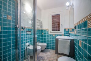 Douche, bidet, serviettes fournies