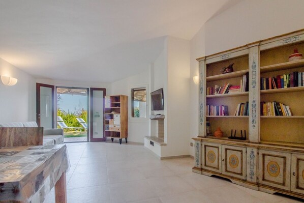 TV - GuestHost - A charming and spacious 85 square meters terraced house, perfect for four people, located on the ground floor of a condominium.The property is located in Porto Cervo, one of Sardinia's most charming towns, just 650 meters from the famous Piaz (Porto Cervo)
