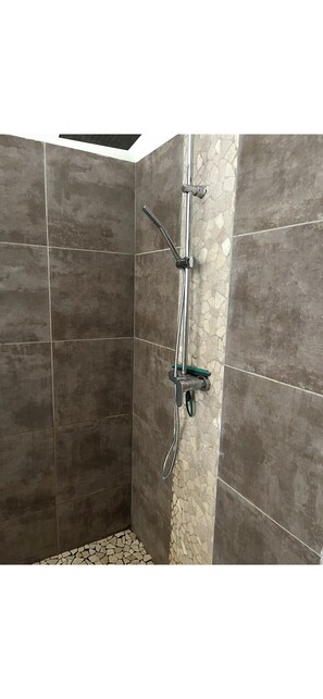 Shower, hair dryer, towels - Villa Mar'ana Beaches 5 min walk (Sainte-Anne)