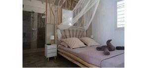 Una camera da letto moderna con un letto, un comodino e una tenda a baldacchino.