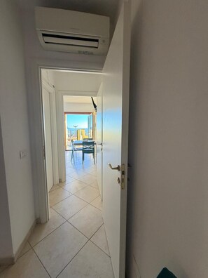 Interior - Your refuge suspended between the hills and the sea. (Montiano)