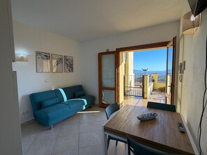 Living area - Your refuge suspended between the hills and the sea. (Montiano)