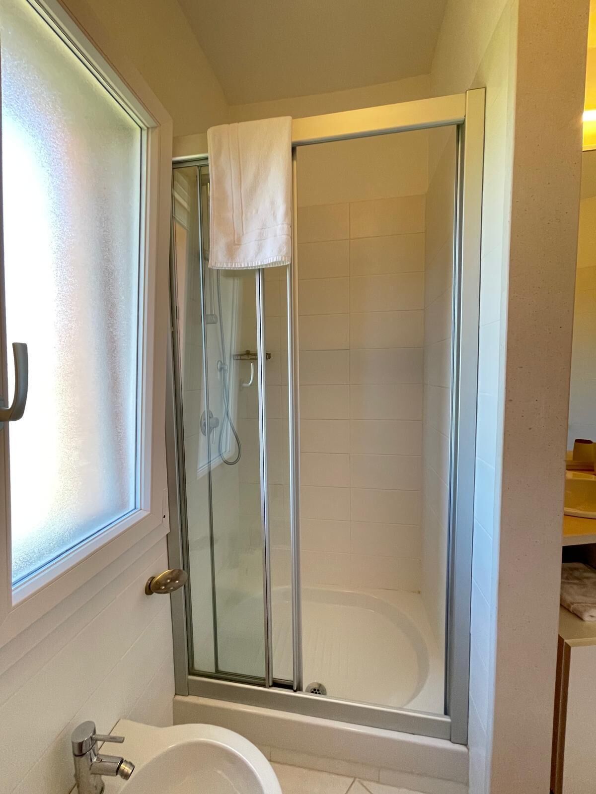Regadera, secadora de cabello, bidet, toallas 