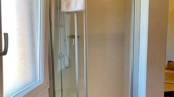 Regadera, secadora de cabello, bidet, toallas
