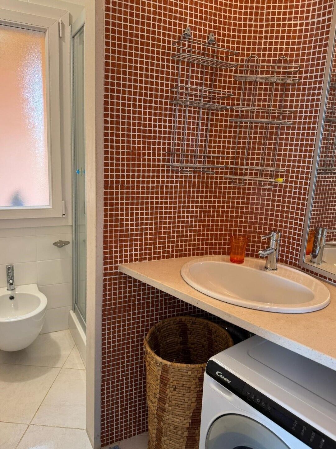 Ducha, secador de pelo, bidet, toallas