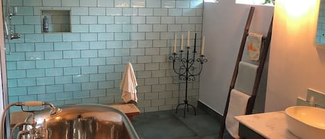 Secadora de cabello, toallas, jabón, papel de baño