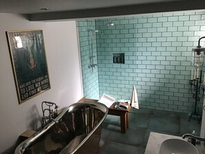 Een haardroger, handdoeken, zeep, toiletpapier
