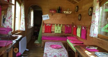 Esmeralda trailer. Unusual accomodation 2/4 persons
