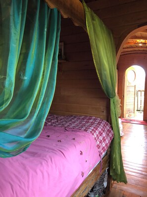 2 bedrooms, travel cot, bed sheets - Esmeralda trailer. Unusual accomodation 2/4 persons (Potelle)