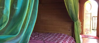 Esmeralda trailer. Unusual accomodation 2/4 persons