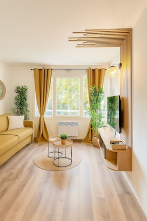 Living area - Bright, elegant studio in the heart of Lille (Lille)