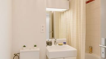 Serviettes fournies, savon, papier toilette
