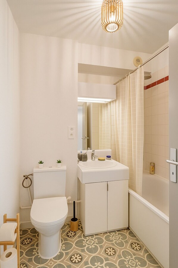Towels, soap, toilet paper - Bright, elegant studio in the heart of Lille (Lille)
