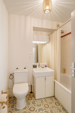 Towels, soap, toilet paper - Bright, elegant studio in the heart of Lille (Lille)
