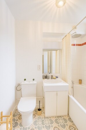 Towels, soap, toilet paper - Bright, elegant studio in the heart of Lille (Lille)