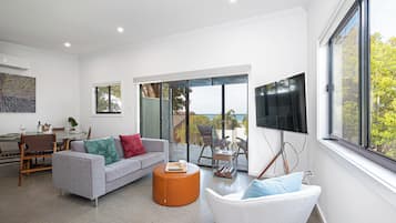 Deluxe Apartment, Ocean View | Living area