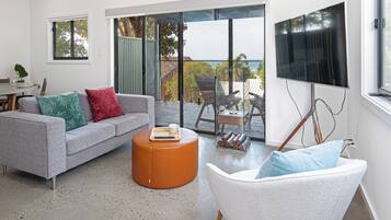 Deluxe Apartment, Ocean View | Living area