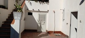 Property grounds - Studio Apartment 'Monolocale - Rosa Sea View in Villa' with Sea View, Wi-Fi & Air Conditioning (Santa Cesarea Terme)