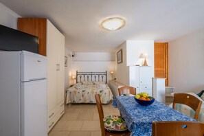 Room - Studio Apartment 'Monolocale - Rosa Sea View in Villa' with Sea View, Wi-Fi & Air Conditioning (Santa Cesarea Terme)