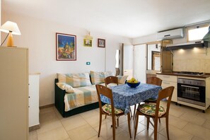 Interior - Studio Apartment 'Monolocale - Rosa Sea View in Villa' with Sea View, Wi-Fi & Air Conditioning (Santa Cesarea Terme)